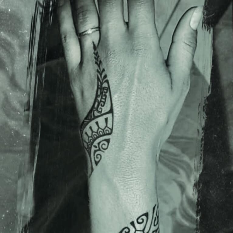 Petit tatouage polynésien sur la main